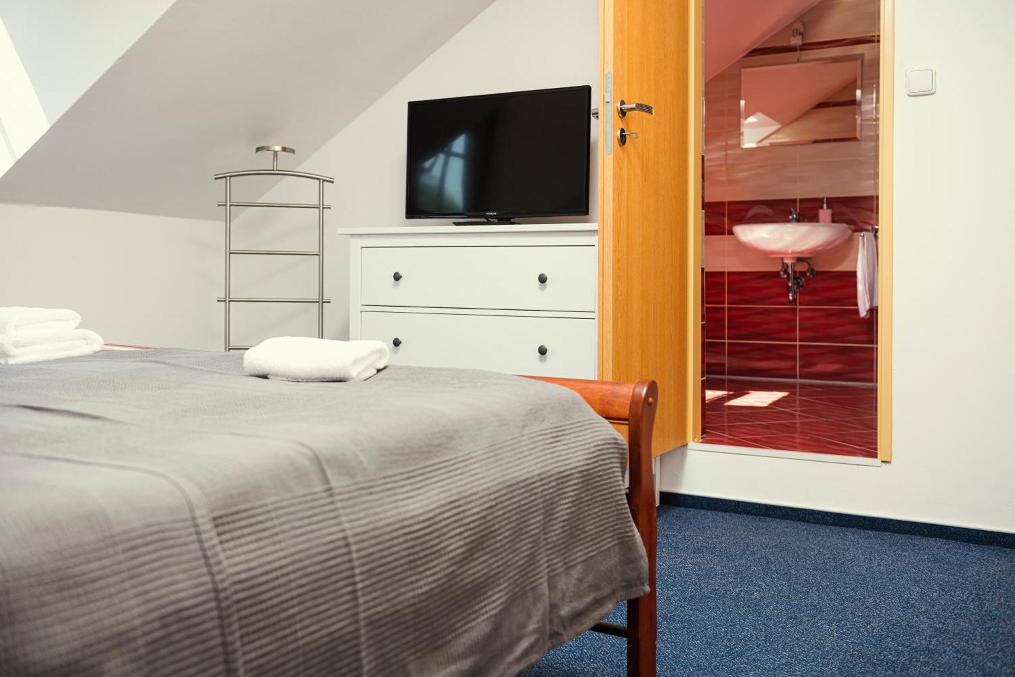 Hotel Ostende Chocerady Luaran gambar