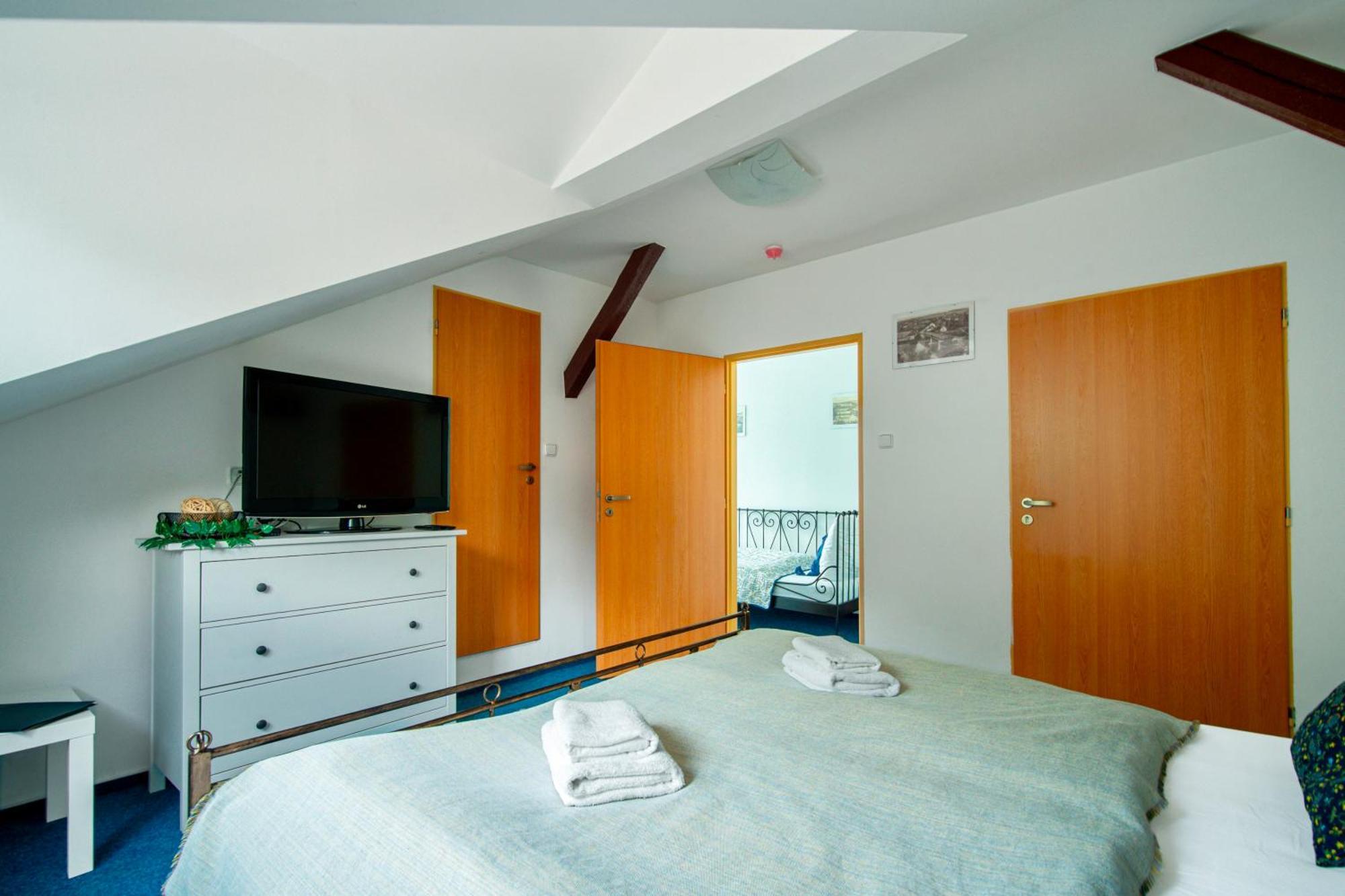 Hotel Ostende Chocerady Luaran gambar
